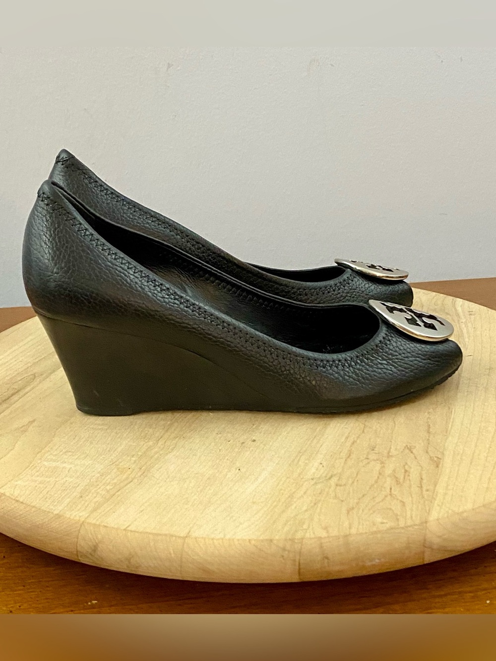 Tory Burch Sally Black Tumbled Pebbled Leather Peep Toe Wedge Pumps Sz 7.5M Y2K - Picture 3 of 16